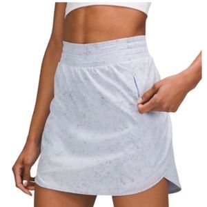 Lululemon Hotty Hot HR Skirt long
Gravel Dust Pastel Blue Multi Pastel